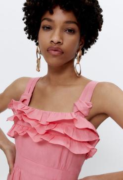 Imagen secundaria 2 - Un top, dos vestidos y una falda: todo lo que un volante es capaz de hacer por tu look