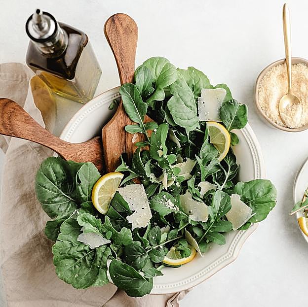 Sésamo, vinagre balsámico, yogur griego y otras formas estupendas de aliñar una ensalada
