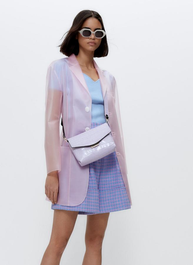 Confeccionada en material técnico impermeable de color rosa transparente, esta chaqueta con bolsillos de parche laterales tiene ahora un precio de 59,95 euros (antes 129 euros).