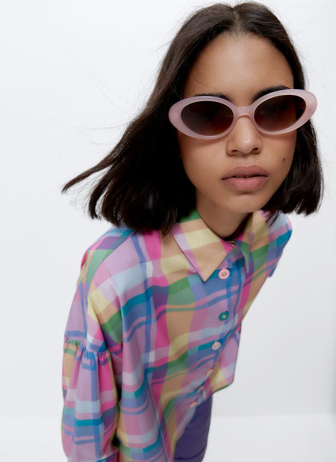 Estas gafas ovaladas en acetato de celulosa de color rosa tienen un precio rebajado de 29,95 euros (antes 69 euros).