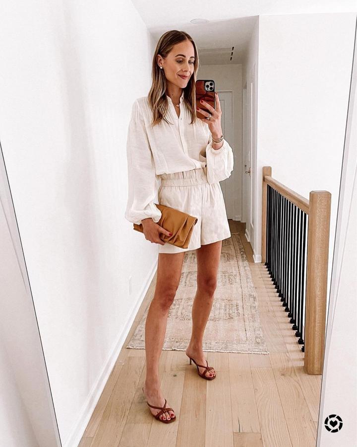 Camis ablanca + shorts color biege + sandalias de tacón