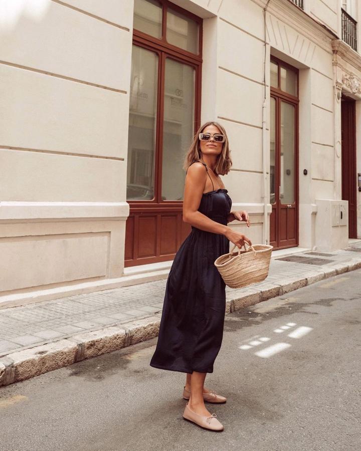 Vestido de color negro + bailarinas color nude + bolso de rafia