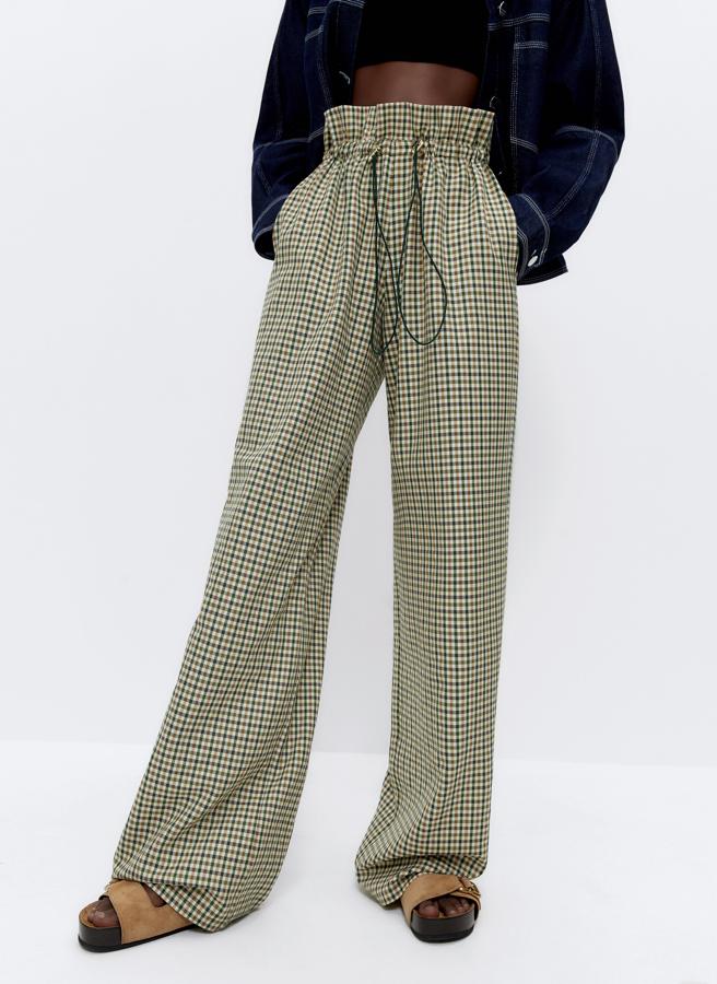 Con estampado de cuadros en color verde, este pantalón con elásticos en la cintura y efecto fruncido tiene un precio rebajado de 29,95 euros (antes 69 euros).