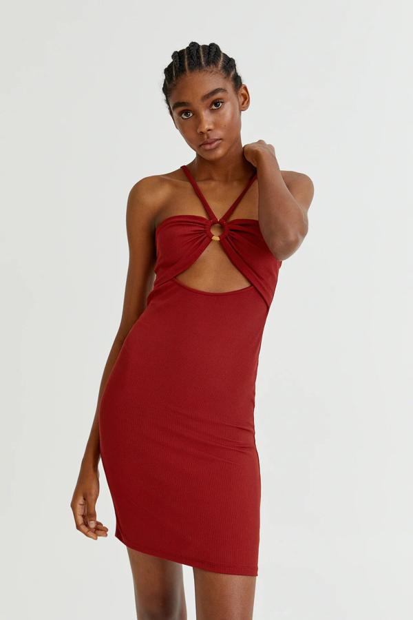 Disponible en rojizo o negro, este vestido corto y ajustado con diseño cut out en el escote con detalle de arandela tiene un precio de 17,99 euros.