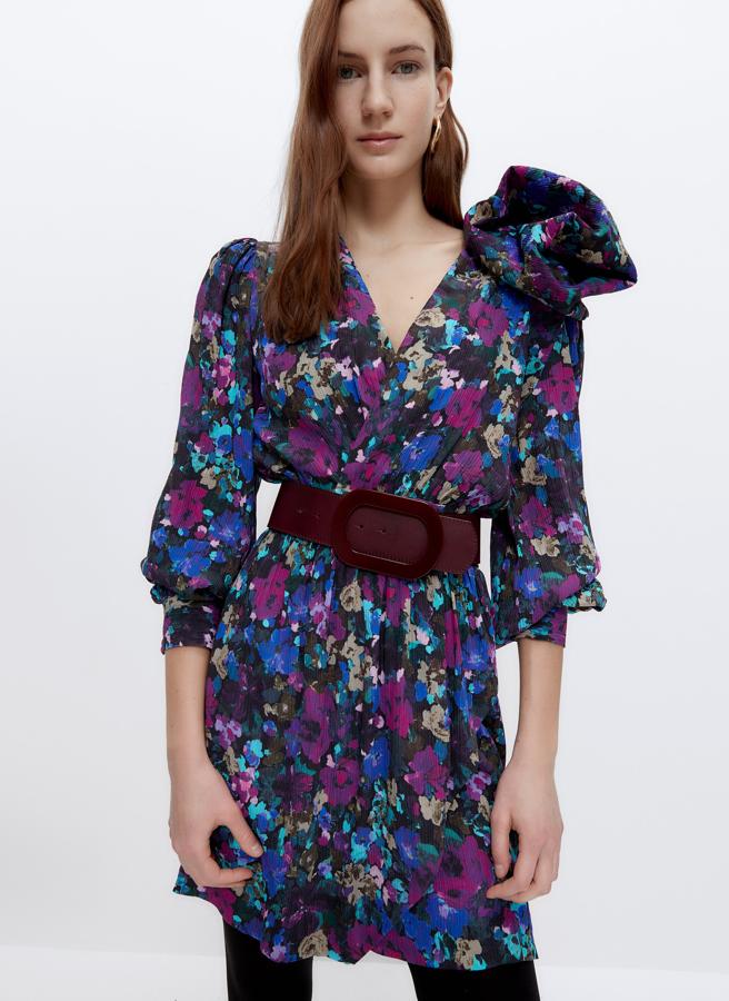 En color negro y con estampado floral multicolor, este vestido corto con escote de pico y cuerpo cruzado cuenta con detalle de flor en el hombro y tiene un precio de 59,95 euros (antes 129 euros).