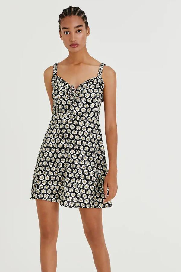 Este vestido corto estampado, disponible en varios colores cuenta con tirantes elásticos y detalle de tira en el escote. Tiene un precio de 22,99 euros.