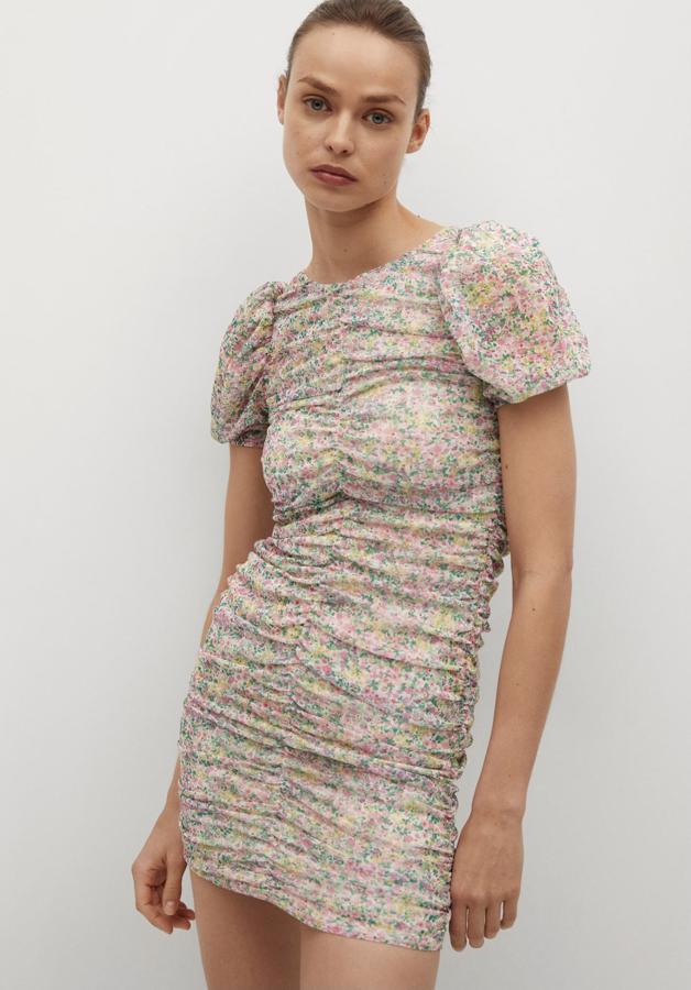 Con estampado floral multicolor y diseño entallado, este vestido corto con tejido fruncido y manga corta abullonada tiene un precio de 15,99 euros (antes 25,99 euros).