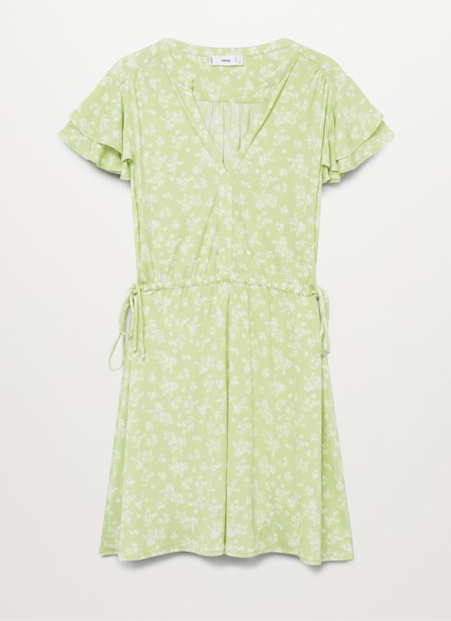 Este vestido corto en color verde con estampado floral en blanco cuenta con cuello de mango, manga corta con volante y cintura con cordón interior ajustable. Ahora tiene un precio de 12,99 euros (antes 19,99 euros).