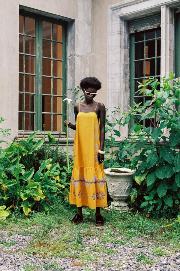 Vestido midi de tirantes en color mostaza de Zara (49,99 euros)