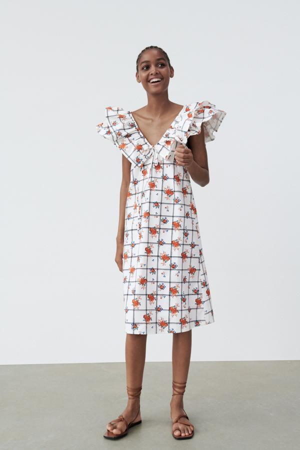 Vestido con estampado de flores y volantes de Zara (25,99 euros)