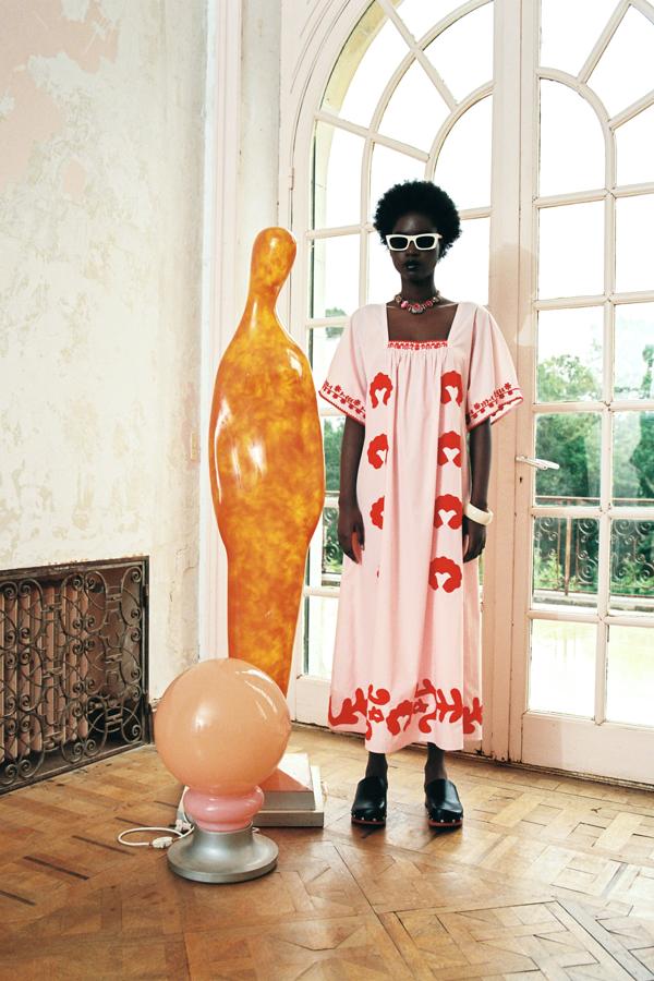 Vestido midi estilo túnica en color rojo y rosa de Zara (59,99 euros)