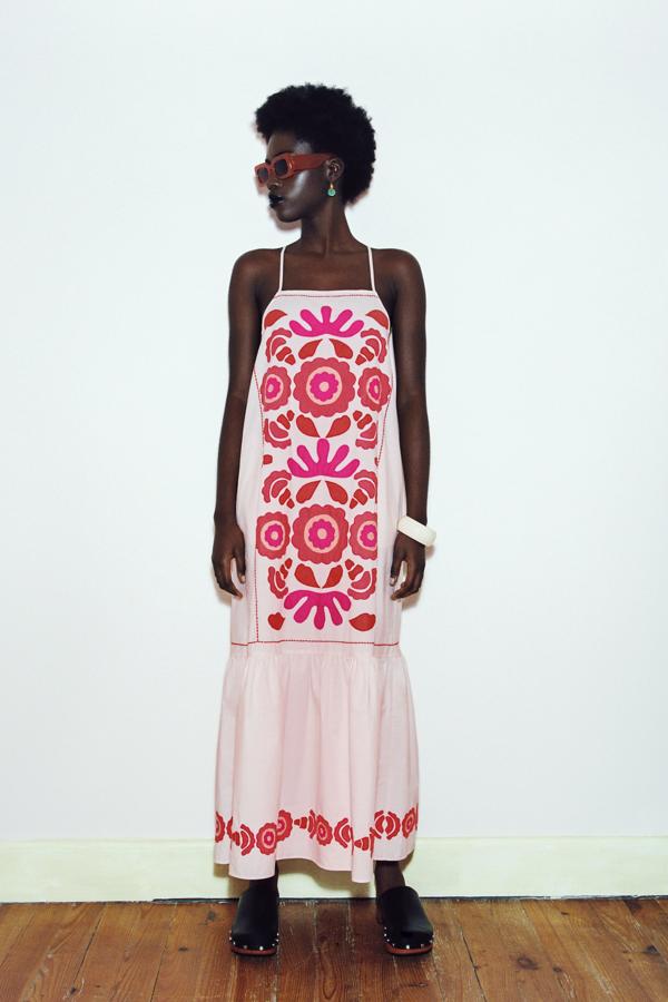 Vestido midi con bordados en rosa de Zara (29,99 euros)