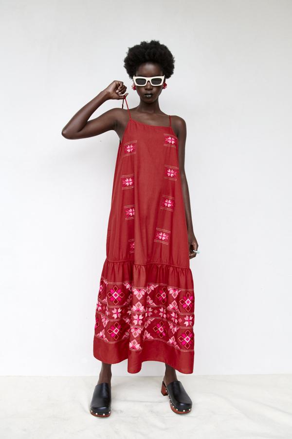 Vestido con tirantes y bordados de colores de Zara (49,99 euros)