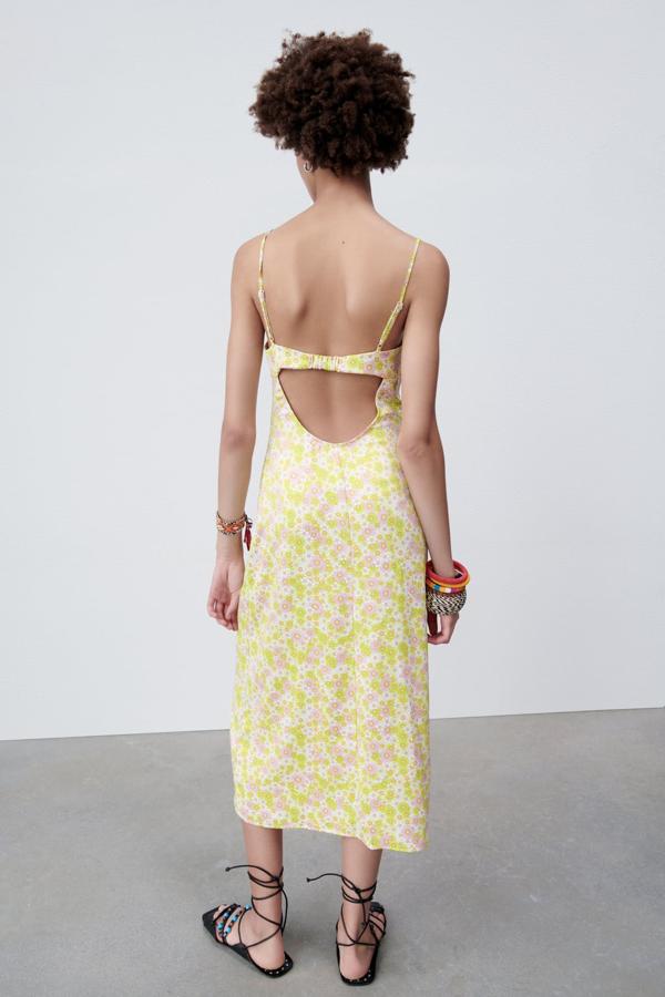 Vestido con estampado de flores con la espalda cruzada de Zara (29,99 euros)