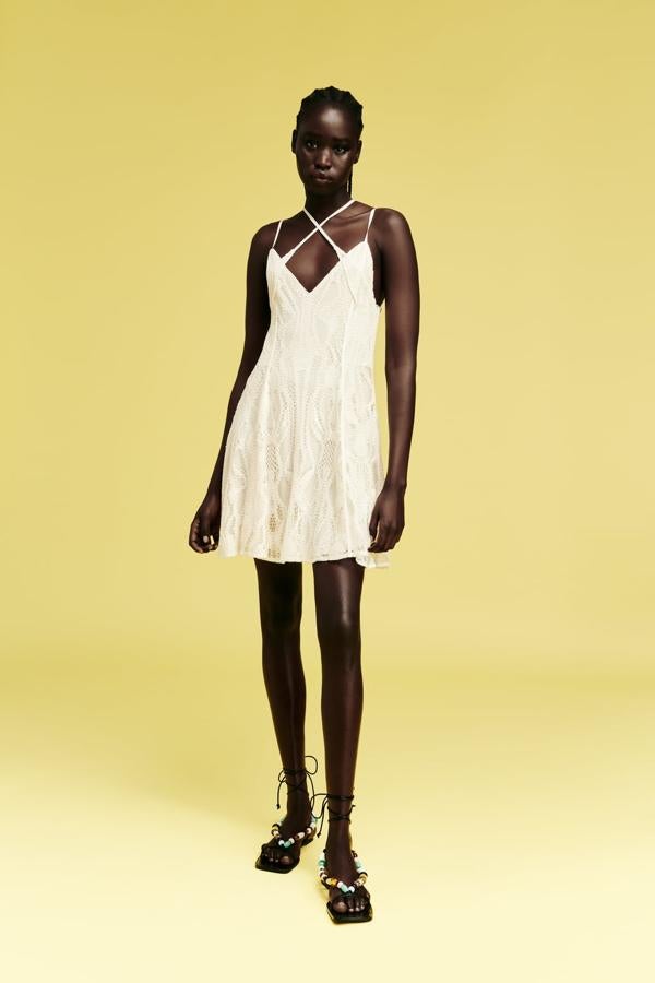 Vestido de encaje blanco con la espalda cruzada de Zara (35,99 euros)