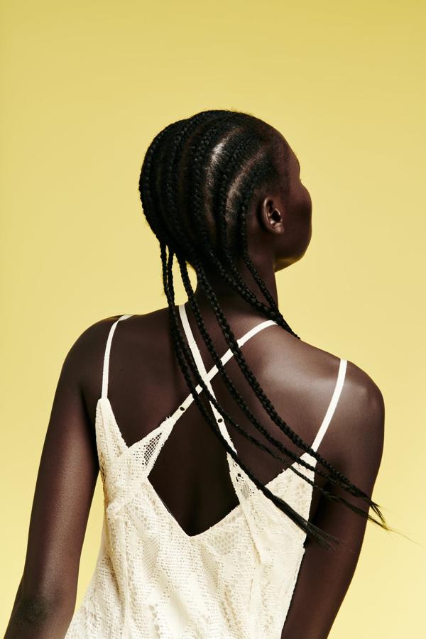 Vestido de encaje blanco con la espalda cruzada de Zara (35,99 euros)