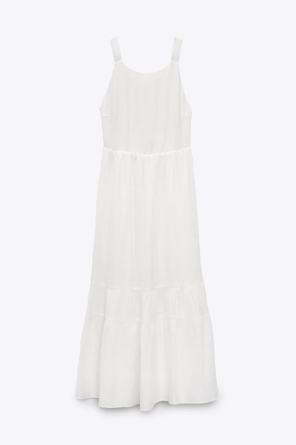 Vestido blanco con la espalda al aire de Zara (29,99 euros)