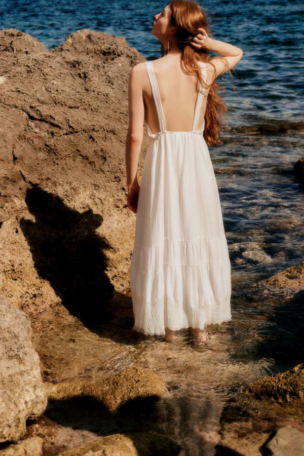 Vestido blanco con la espalda cruzada de Zara (29,99 euros)