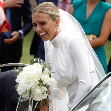 Imagen secundaria 1 - El vestido de novia de Lucía Bárcena en su boda con Marco Juncadella: sorprende con un diseño español muy clásico
