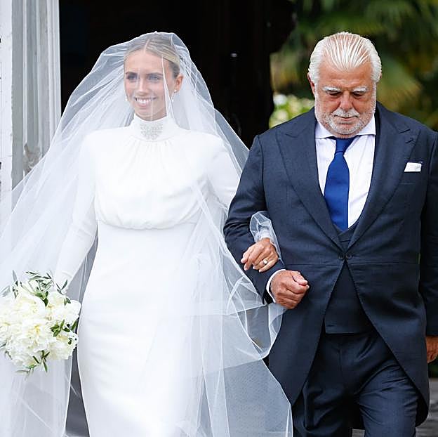 Imagen principal - El vestido de novia de Lucía Bárcena en su boda con Marco Juncadella: sorprende con un diseño español muy clásico