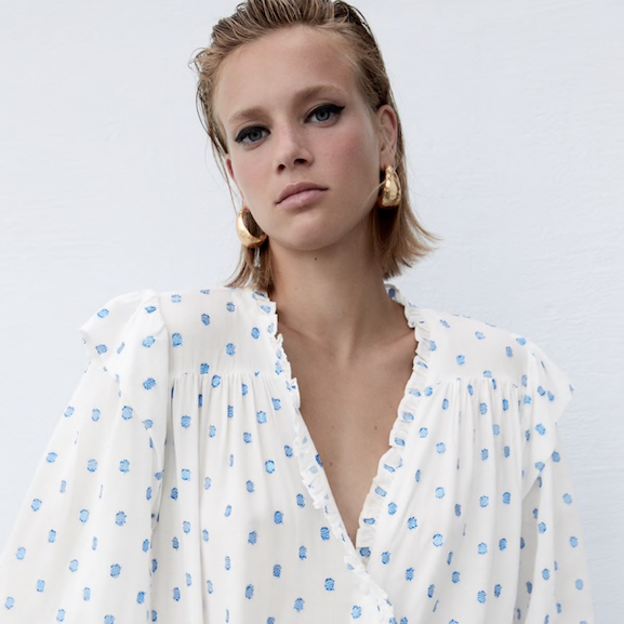 Pincha en la foto para ver nueve faldas vaqueras midi que te solucionan cualquier look y sientan genial con sandalias. 