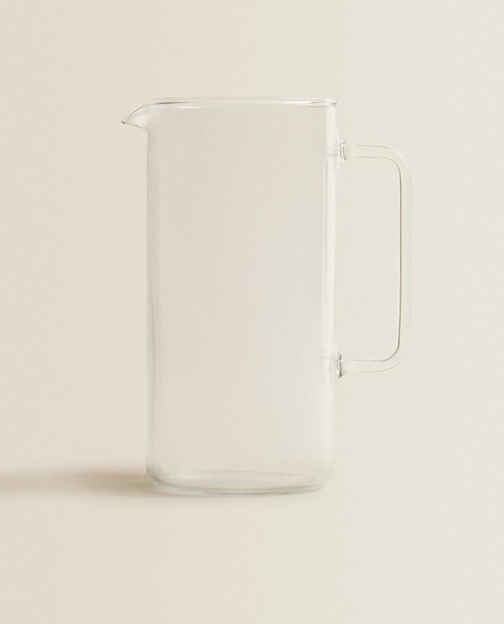 Jarra recta de vidrio de borosilicato. Se puede introducir en el microondas, horno y lavavajillas. Hay dos medidas disponibles: 20x15x10 cm y 24x18x12 cm.