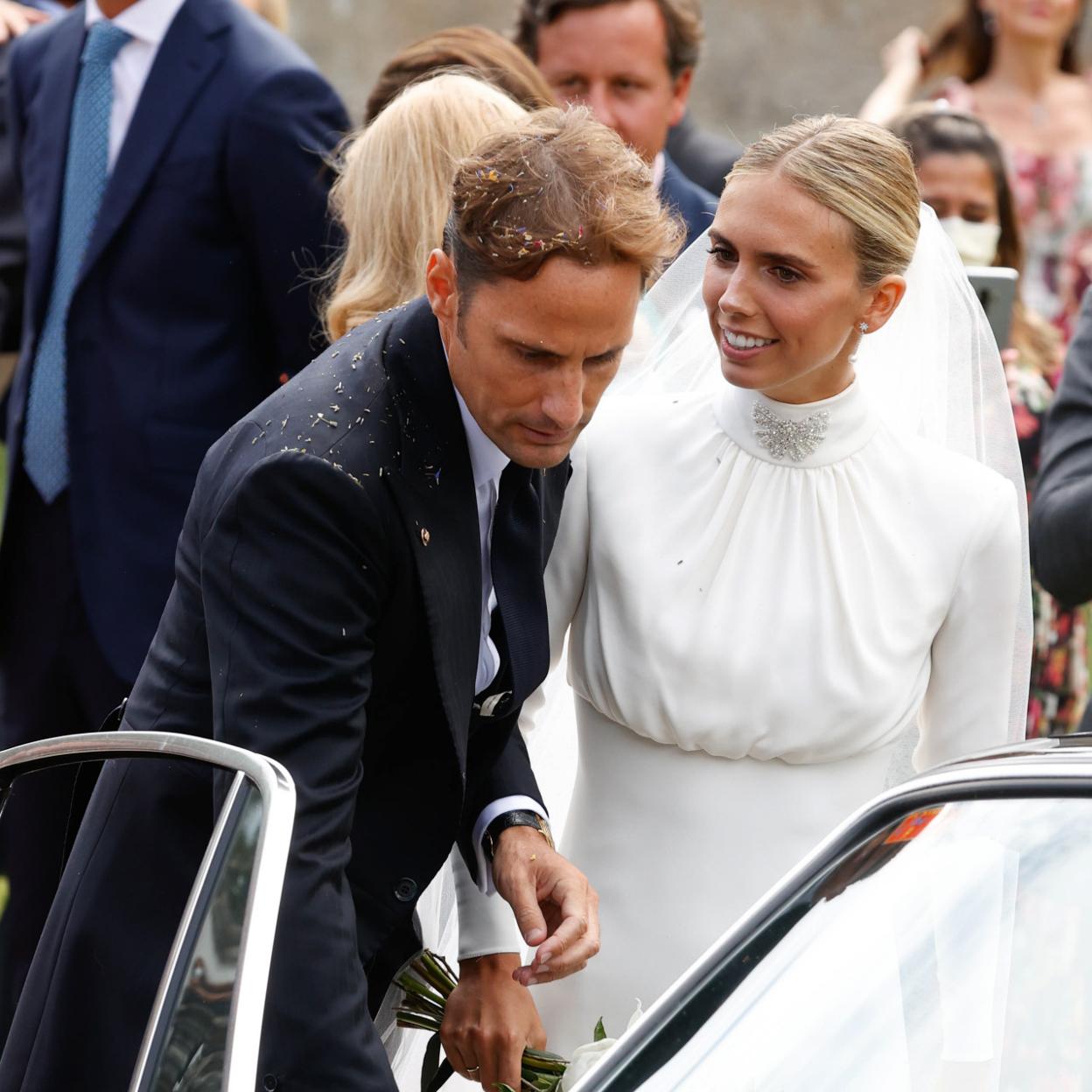 Lucía Bárcena y Marco Juncadella ya son marido y mujer. Si quieres ver los looks más espectaculares que te harán olvidar el calor este verano, pincha en la foto.