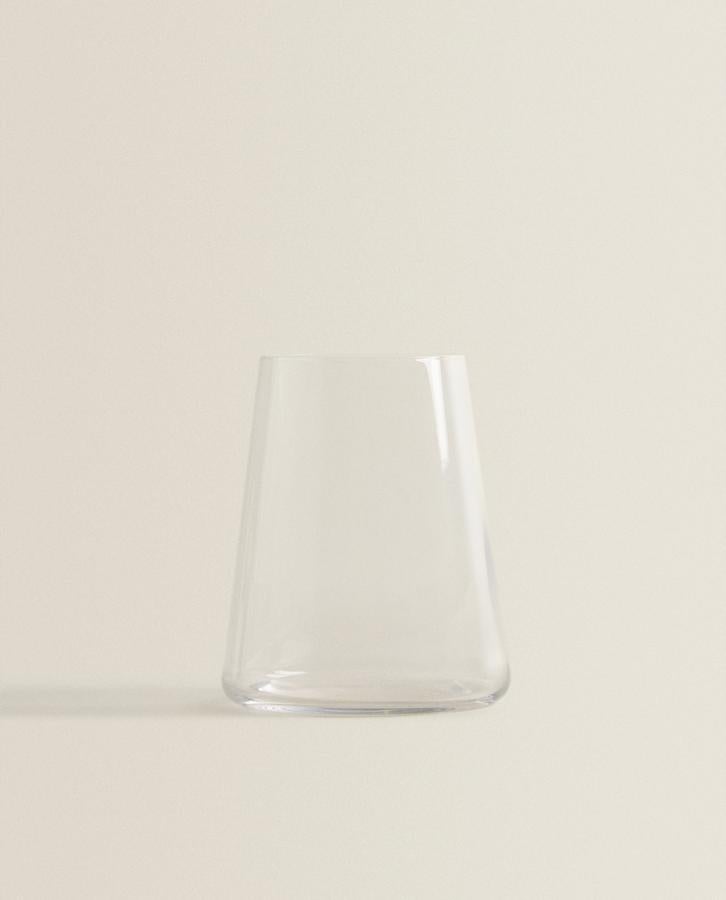 Vaso de cristalín con forma cónica (3,99 €).