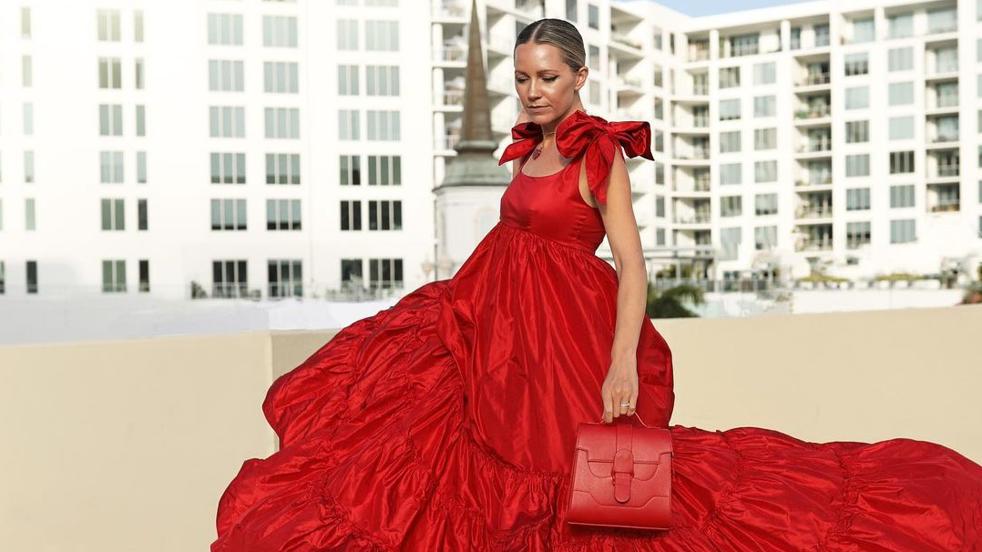 Vestidos largos (algunos muy rebajados) que quedan bien con sandalias y zapatillas y que favorecen muchísimo