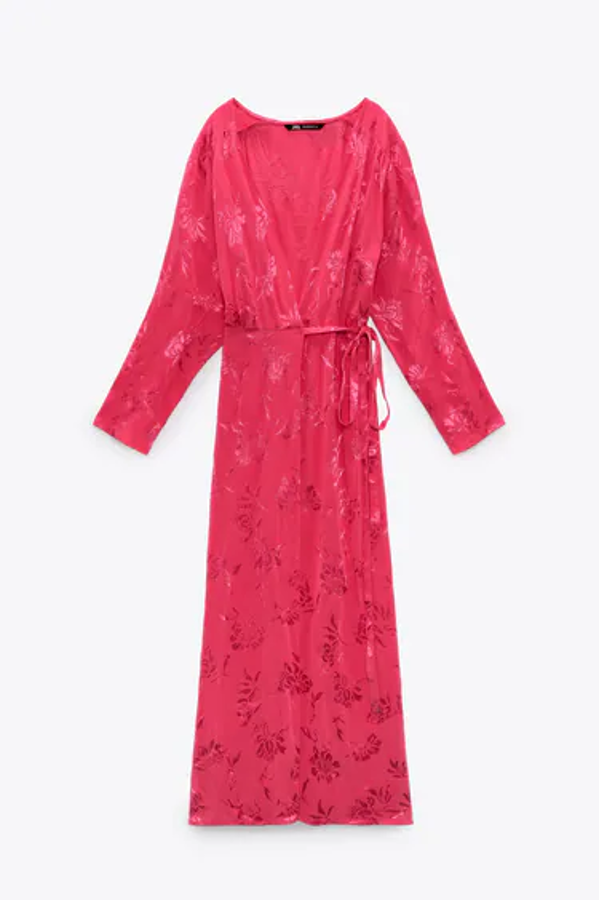 Vestido midi jacquard, cruzado, con escote de pico y manga larga, en fucsia.