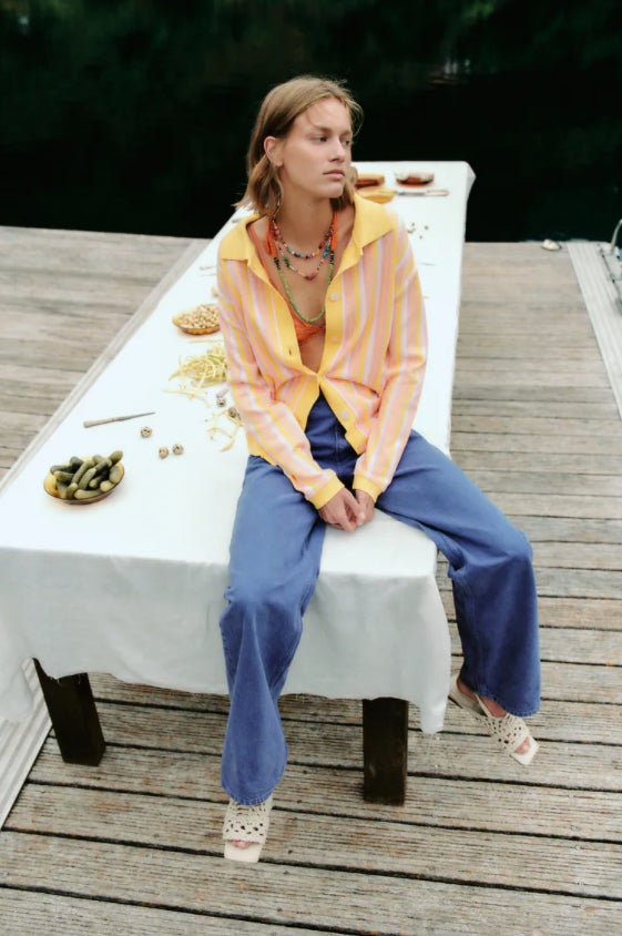 En una preciosa combinación de amarillo pastel, rosa pastel y blanco en estampado de rayas, esta chaqueta jacquard con cuello de solapa y mangas largas viene con acabados en rib combinados a contraste y tiene un precio de 25,95 euros. Está disponible en las tallas S, M y L. 