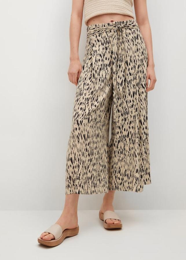 Otra propuesta culotte de Mango es este bonito vestido en color beige con estampado marrón que está confeccionado en tejido fluido y es de tiro alto. Con lazo ajustable a la cintura a tono, tiene un precio de 29,99 euros y está disponible entre las tallas XS y XL.