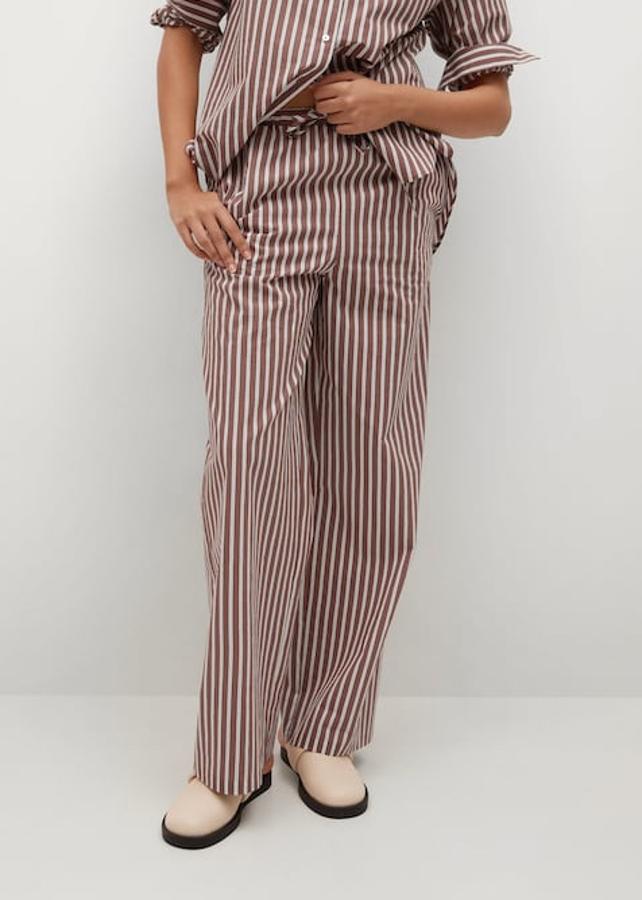 De venta exclusiva en la web de Mango, estos pantalones marrones de rayas blancas con tiro alto, cintura elástica y perneras amplias está confeccionado en algodón y podemos encontrarlo entre las tallas XS y XL por 29,99 euros. 