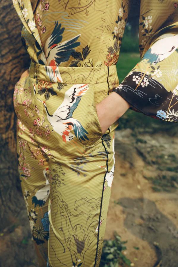 En verde oliva, con un precioso estampado tipo japonés de flores y grullas en distintos colores, este pantalón de Zara con perneras rectas cropped, tiro alto, y bolsillos delanteros viene con detalle de vivos combinados a contraste. Cuesta 29,95 euros y está disponible entre las tallas XS y L. 