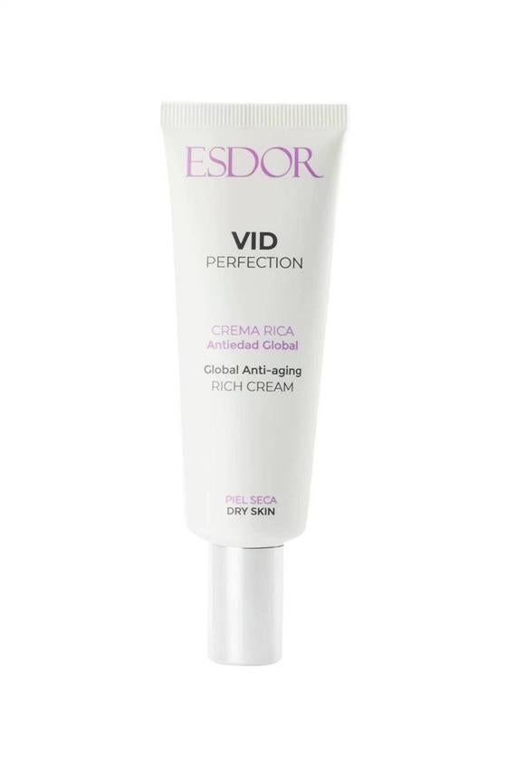 La piel se vuelve más seca con el tiempo y la crema de Esdor ayuda a frenar este signo de la edad. Proporciona un extra de hidratación y su fórmula a base de Eminol y aceite de oliva está pensada para reducir arrugas, reafirmar la piel y suavizar las manchas. 27,50 euros 