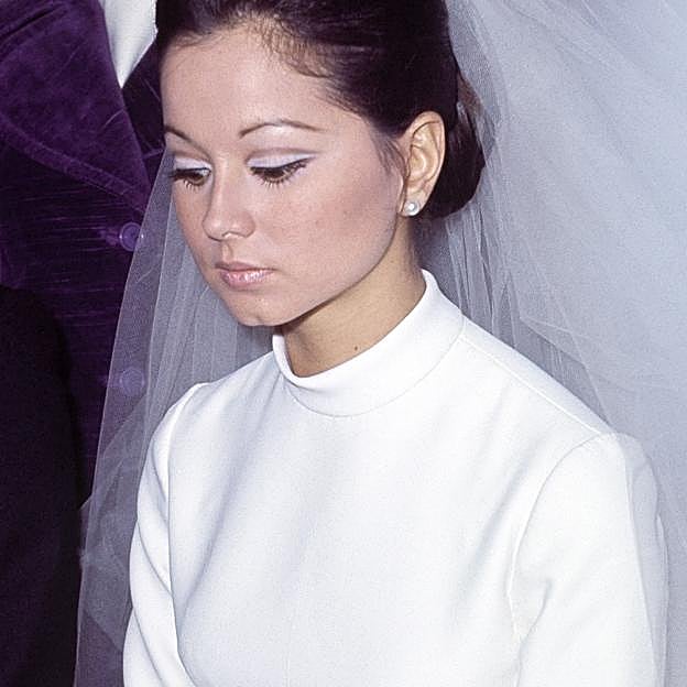 El look de belleza de Isabel Preysler en su boda con Julio Iglesias en 1971.
