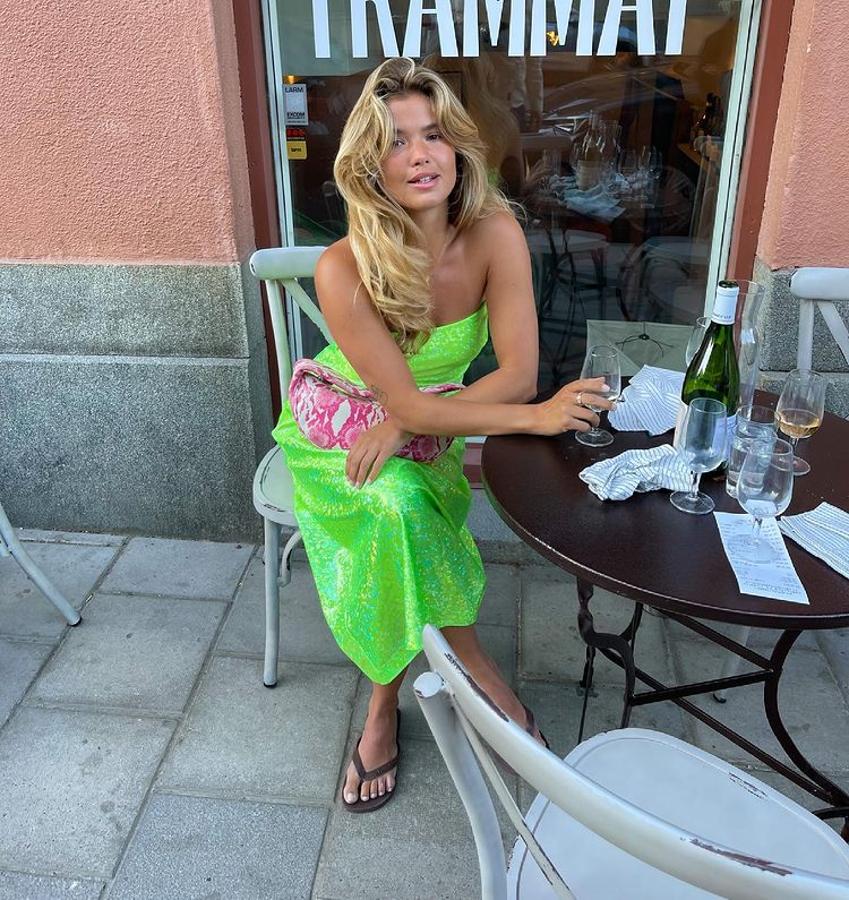 Un vestido de noche palabra de honor con lentejuelas en tono verde neón. Y con chanclas de playa. ¿Por qué no? Ahora vale todo.