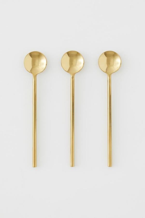 Pack de 3 cucharas en dorado. Cuesta 4,99 euros.