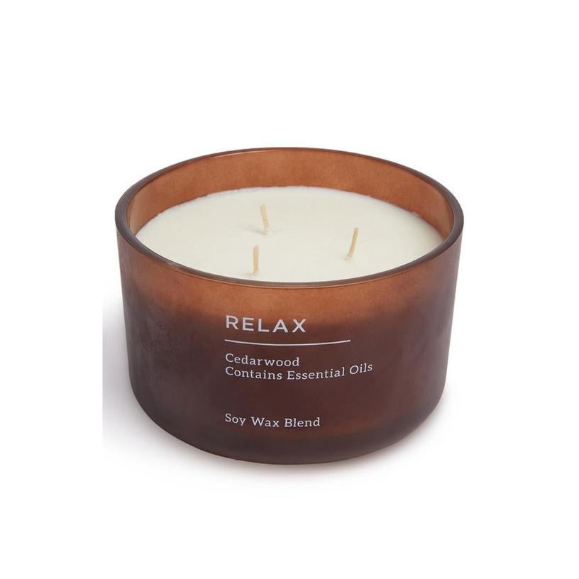 Vela grande con tres mechas con aroma a cedro. Tiene un precio de 6 euros en Primark Home.