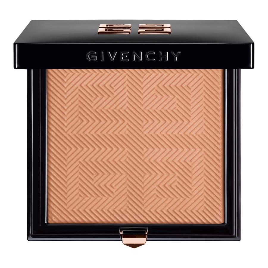 El bronceador clásico es el de Givenchy. Es perfecto para pieles bronceadas que quieren un tono más. Contiene una fórmula sin talco que proporciona un resultado natural. 47 euros. 