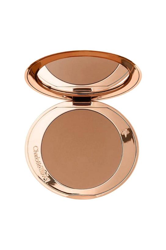 Todas las beauty insiders recomiendan el bronceador de Charlotte Tibury. Este cosmético proporciona una tez dorada que parece que has salido de la playa. 51,99 euros. 