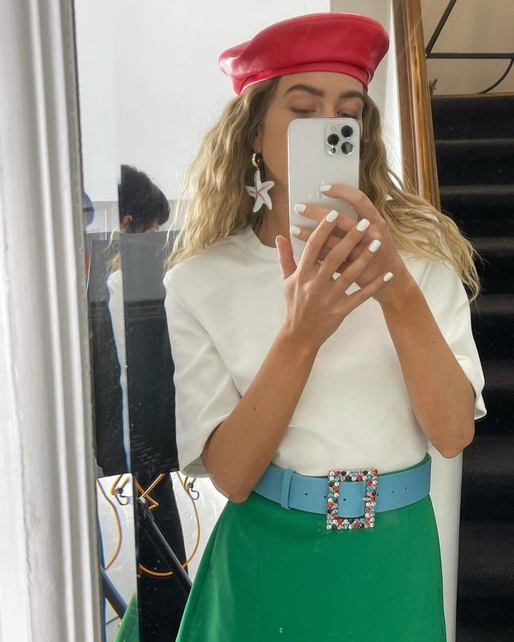 Bien ajustado a la cintura para un reducir la silueta mientras que por arriba las hombreras la ensanchan. Sirven encima de cualquier prenda y cuanto más grande sea la hebilla, mejor. 