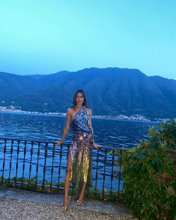 Ostentoso pero glamuroso. Las lentejuelas disco de los ochenta conseguían hacerte la estrella de la pista de baile al ritmo de Gloria Gaynor y Madonna. Hoy se llevan con prendas básicas que contrastan su formalidad. Pero, cualquier excusa es buena para ponerse un vestido brillante.