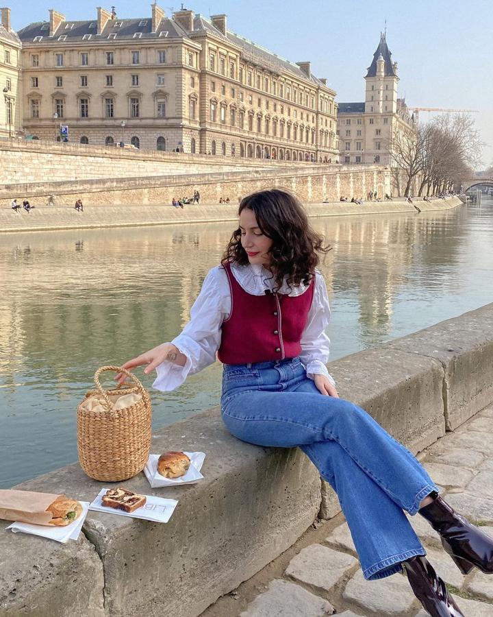 Los maxi cuellos que sobresalían de jerseys y vestidos resultaban muy naíf. La tendencia romántica campestre y femenina 'cottagecore', los ha recuperado.