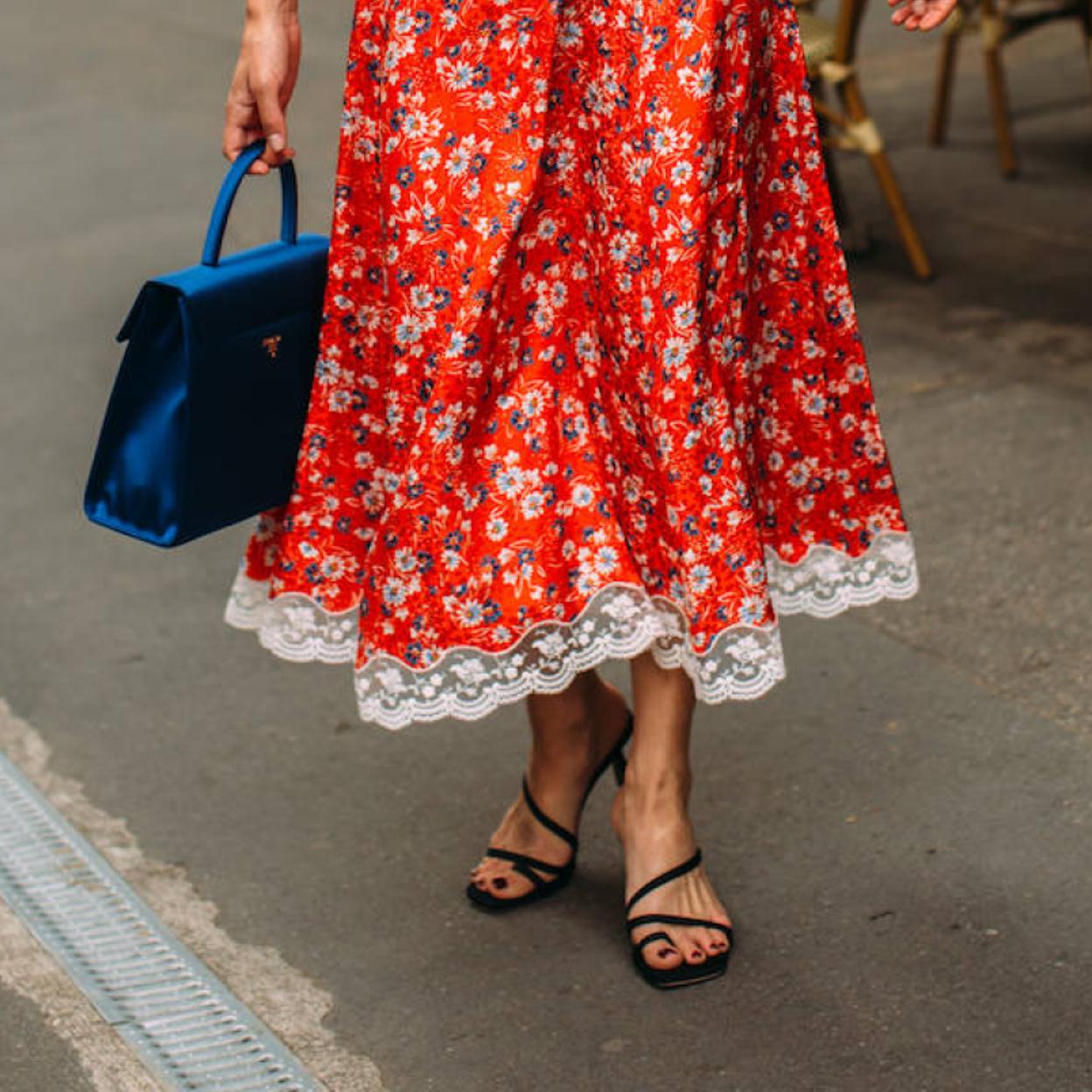 Pincha en la foto para ver todas las sandalias planas que quedan genial y combinan con tus vestidos lenceros