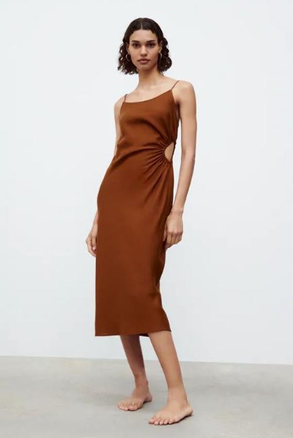 Con aberturas en los laterales y en color marrón (29,95 euros).