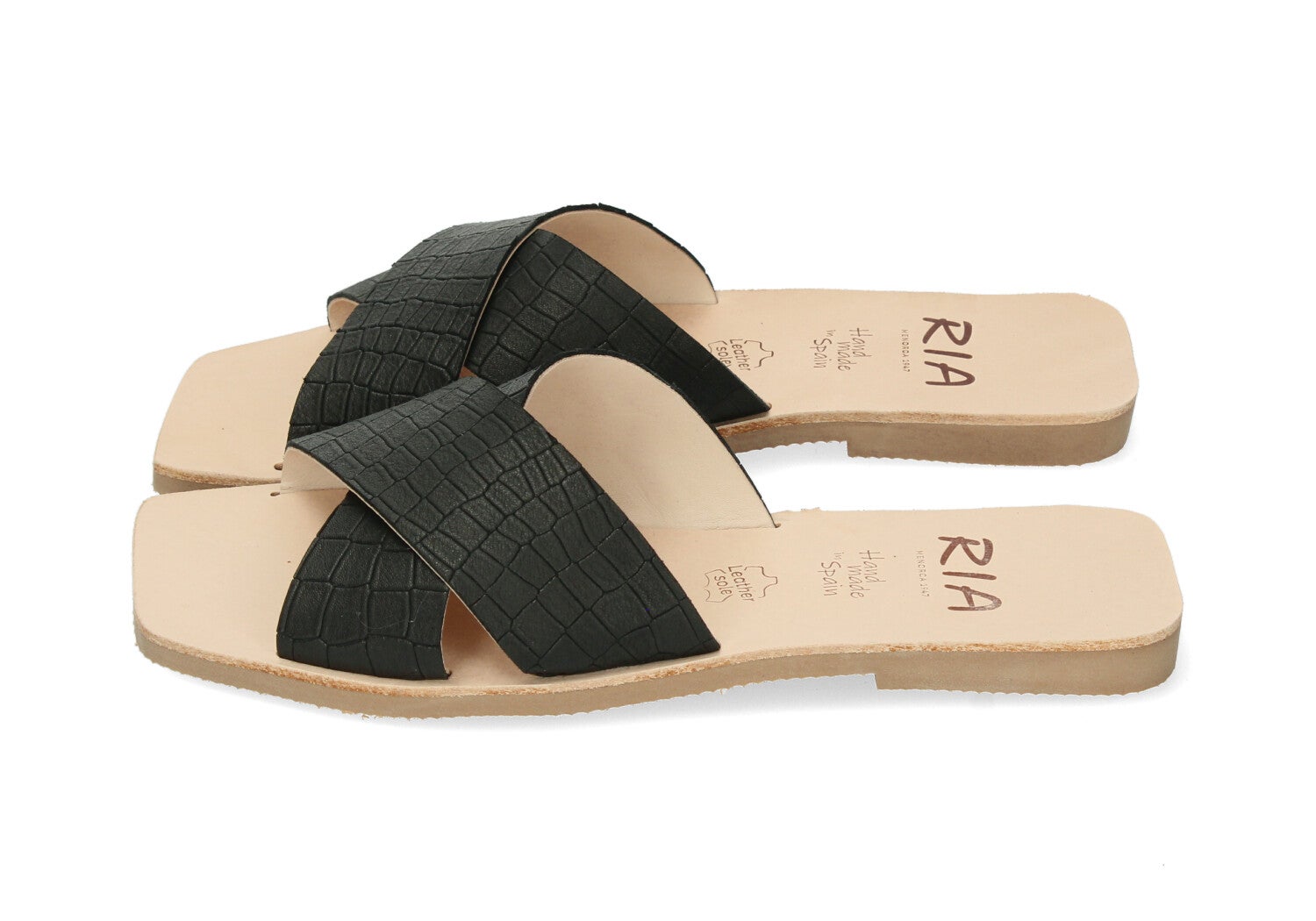 Sandalias planas de con doble tira cruzada de piel con efecto cocodrilo, de Ria Menorca (44 €)