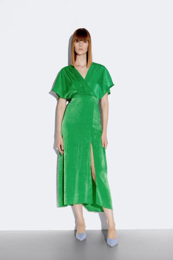 Este precioso vestido verde con escote de pico cruzado con pliegues y mangas cortas viene con bajo asimétrico con abertura y cuesta 39,95 euros. Está disponible entre las tallas XS y XL. 