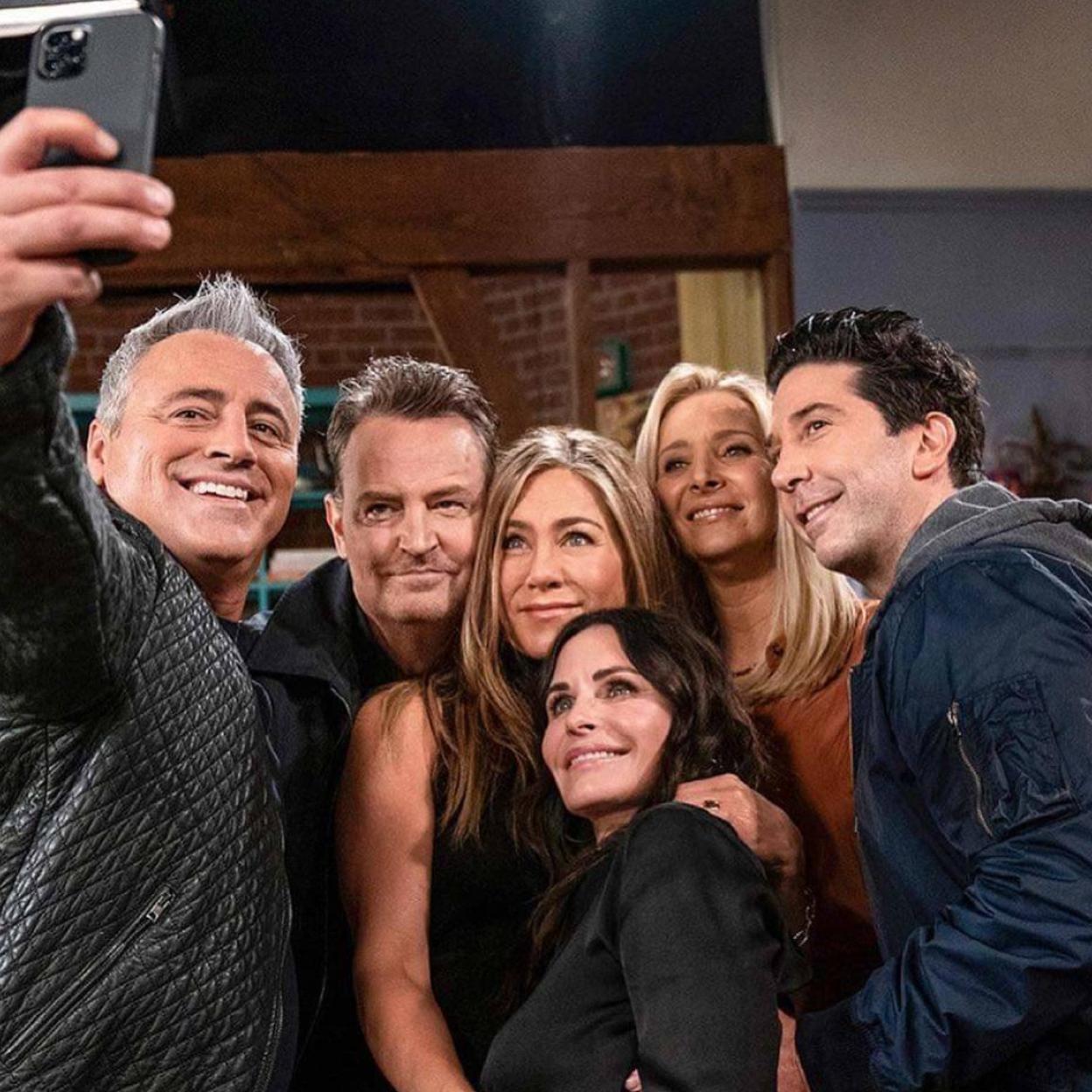 Matt LeBlanc, Matthew Perry, Jennifer Aniston, Courteney Cox, Lisa Kudrow y David Schwimmer durante la grabación de Friends: la reunión. Pincha en la foto para ver los mejores estrenos de series de televisión del mes de agosto para un verano seriéfilo