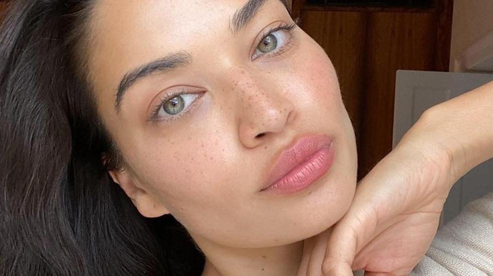 Olvida el maquillaje este verano con estos sérums y cremas de retinol y otros ingredientes que dejan una piel ultra lisa